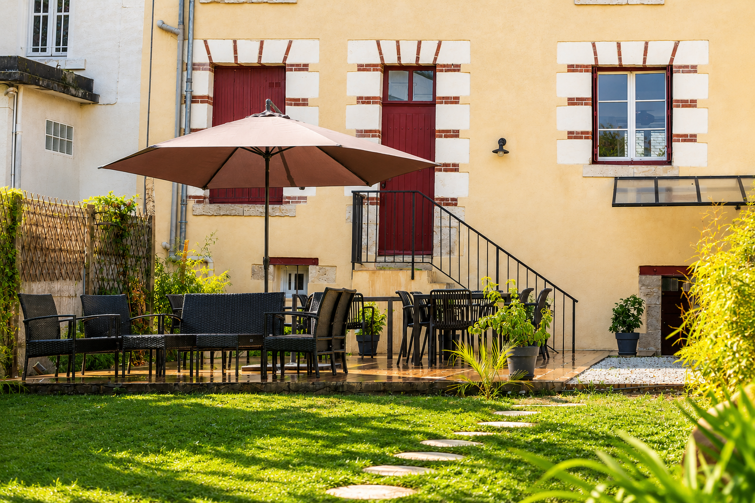Große angelegte Terrasse von Maison L'Escale am Tag