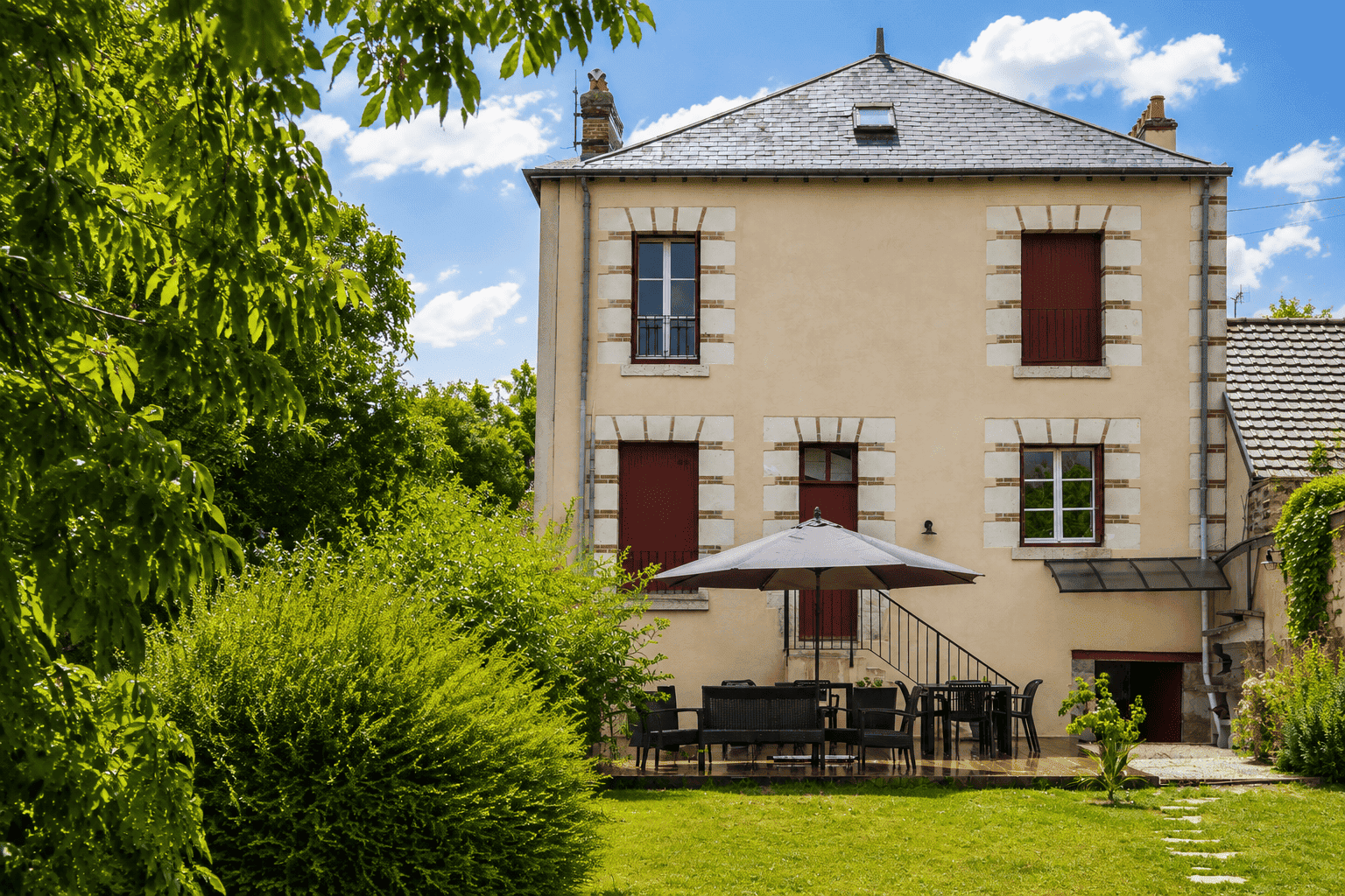 Maison L'Escale, facciata e giardino